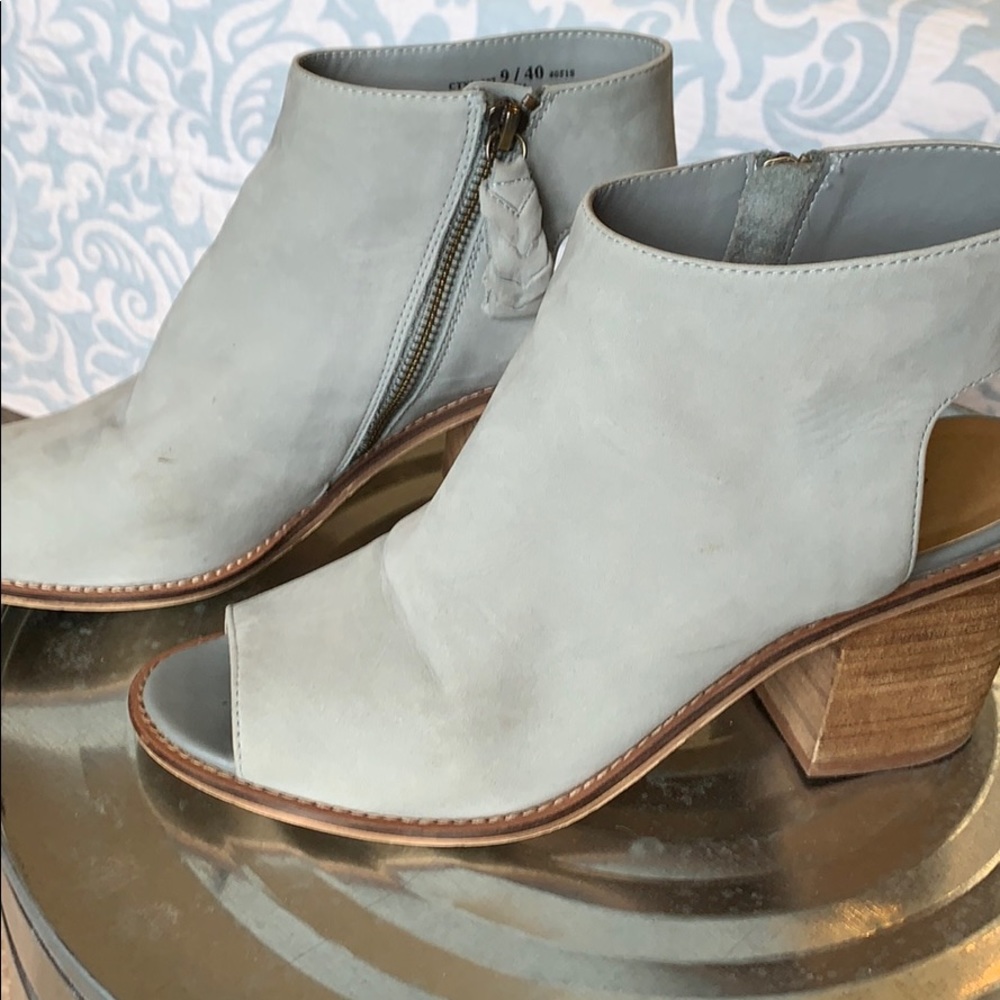 Chinese Lantern booties size 9 very light blue